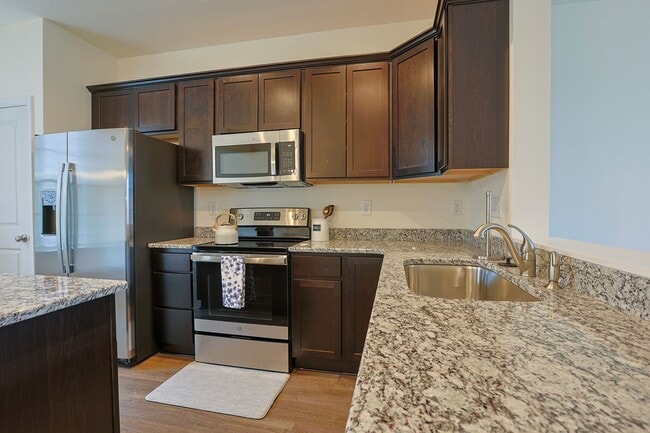 Building Photo - 3 Bedroom Townhome!