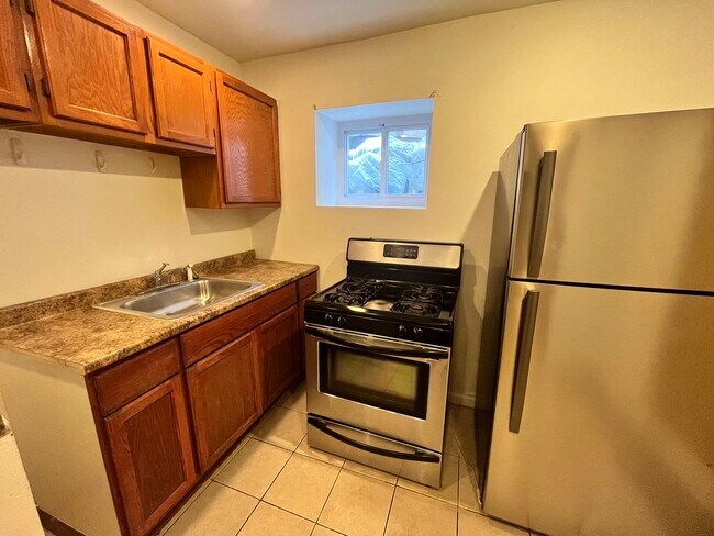 Building Photo - 818 W 84th St
