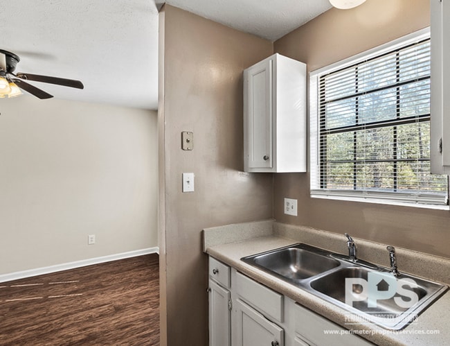 Building Photo - 107 Church St