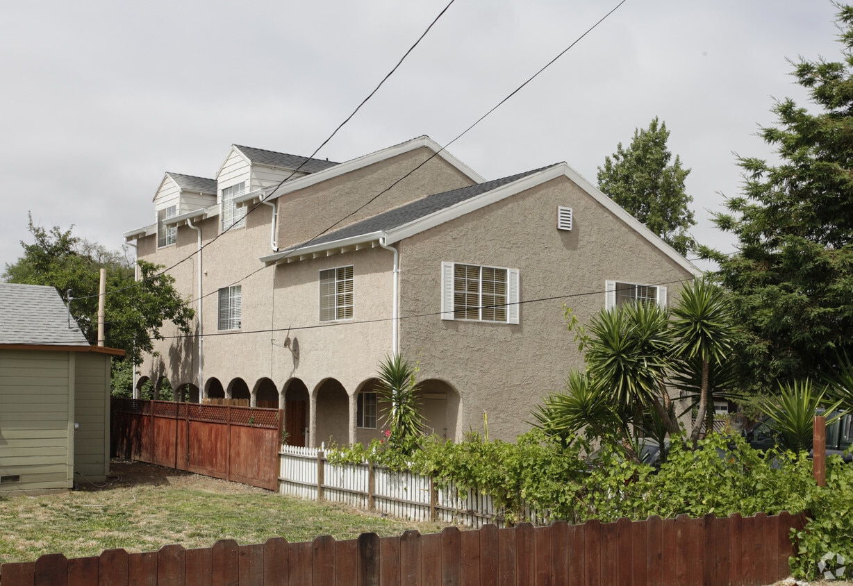 Primary Photo - 1101 Warren Ave