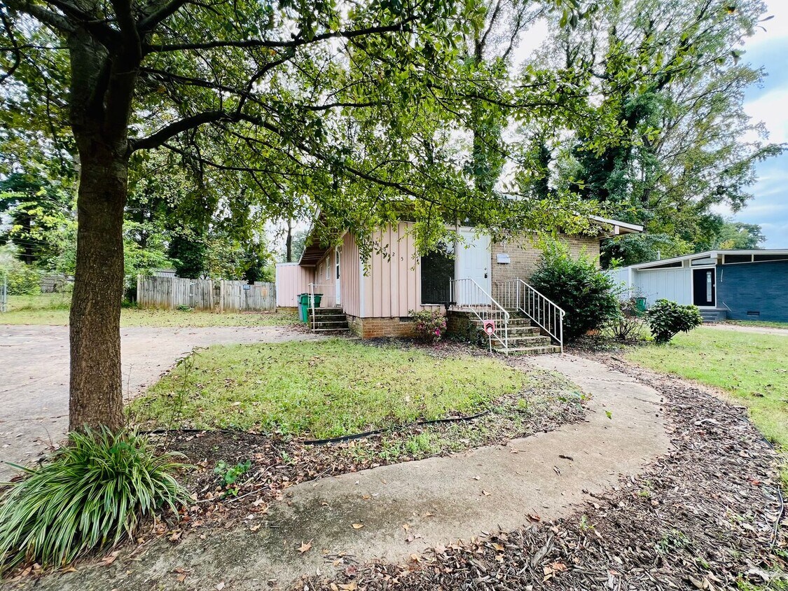 Primary Photo - 3325 Sargeant Dr