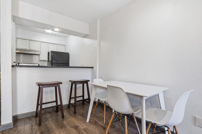 Building Photo - 9520 Royal Ln