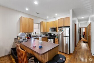Building Photo - 2338 N Greenview Ave