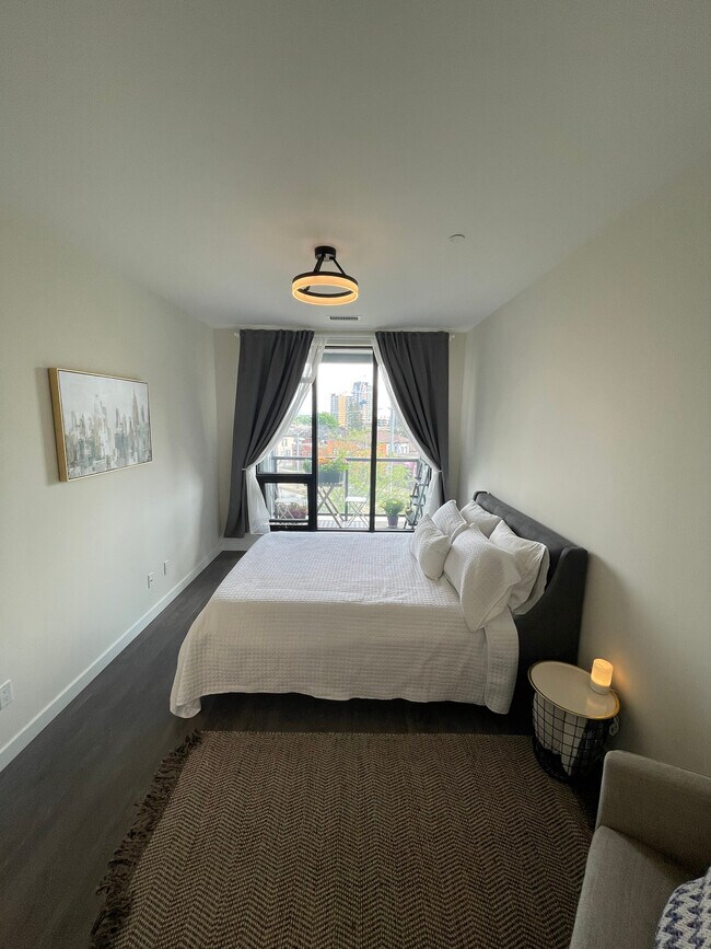 Building Photo - 690 King St W