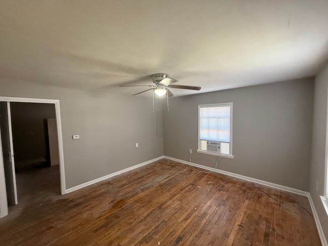 Building Photo - 705 Woodford Ave