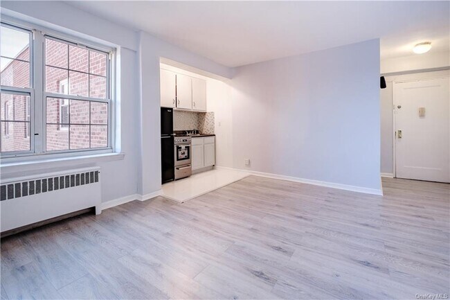 Foto del edificio - 230 Pelham Rd