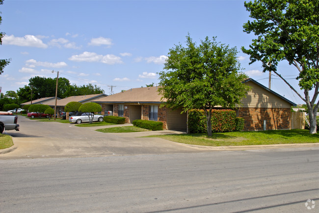 Building Photo - Belmont Oaks