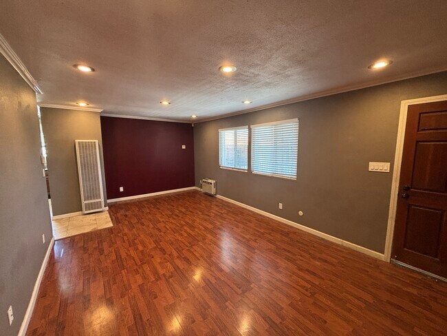 Foto del edificio - 2040 Robinson Ave