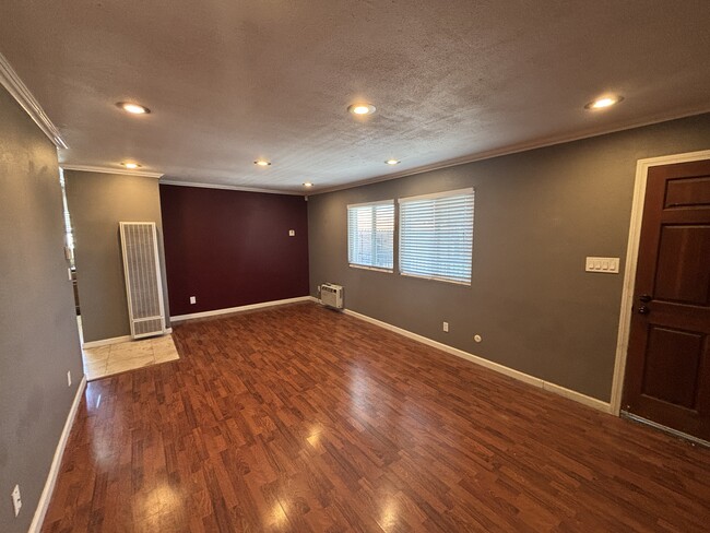 Building Photo - 2040 Robinson Ave