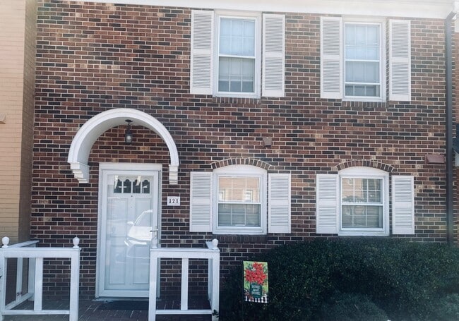 Building Photo - 121 Charlestowne Cir