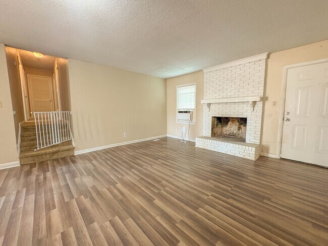 Foto del edificio - Coming Soon! 3 Bedroom 2 Bathroom- Pets Allowed!