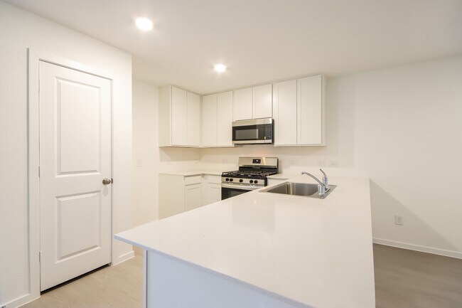 Foto del edificio - 31428 Moore Rd