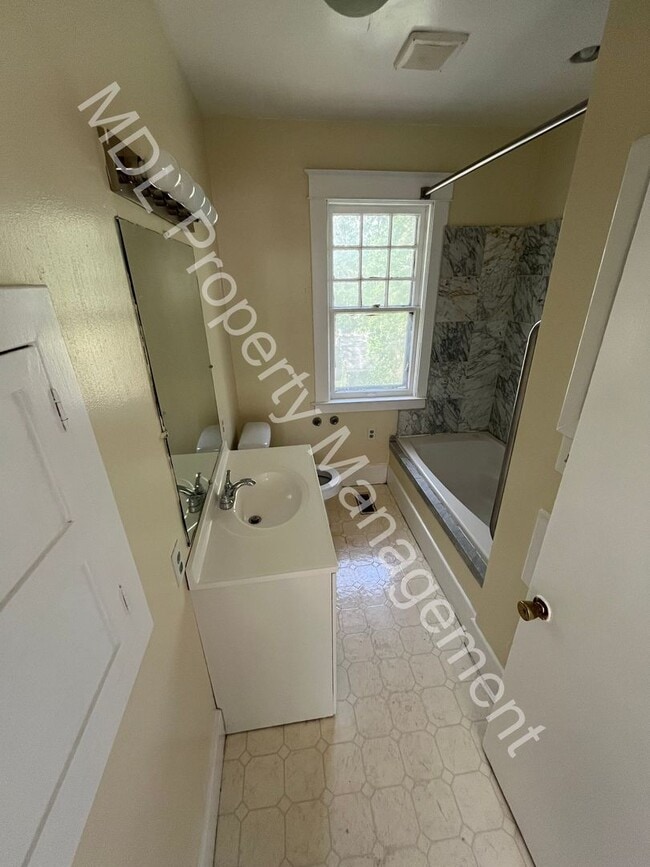 Building Photo - Beautiful 3 Bedroom 1.5 bath home w/ Basement