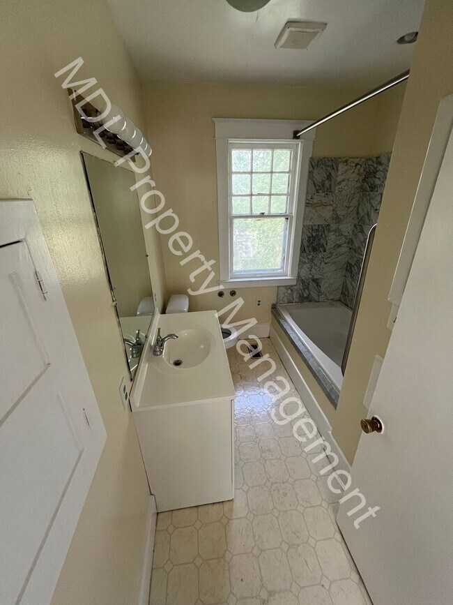 Foto del edificio - Beautiful 3 Bedroom 1.5 bath home w/ Basement