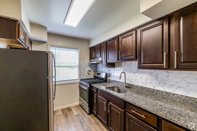 1BR, 1BA - 660SF - Kitchen - Convery Gardens