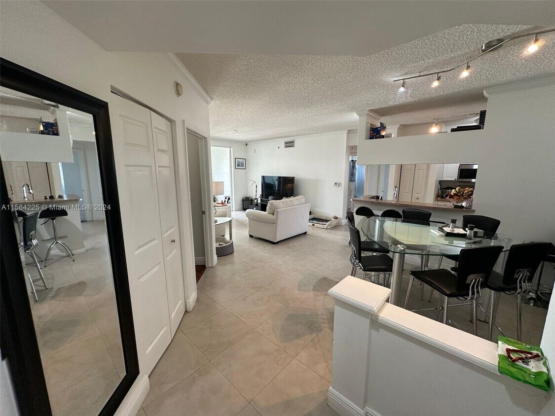 Foto principal - 17145 N Bay Rd