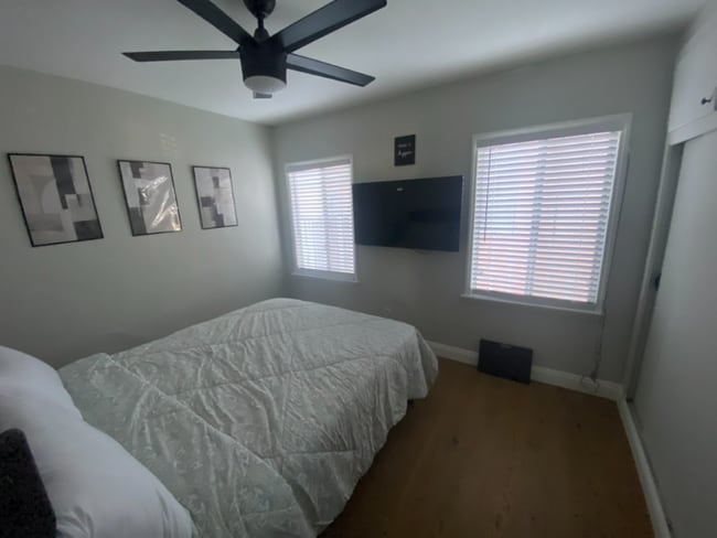 Photo - 636 E 121st Pl House