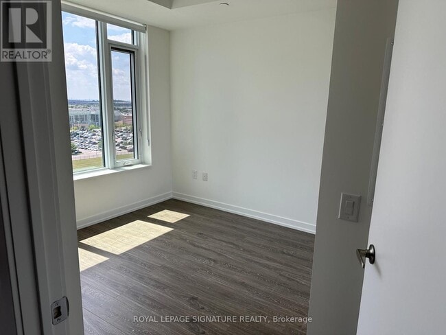 Photo du bâtiment - 2485 Eglinton Ave W