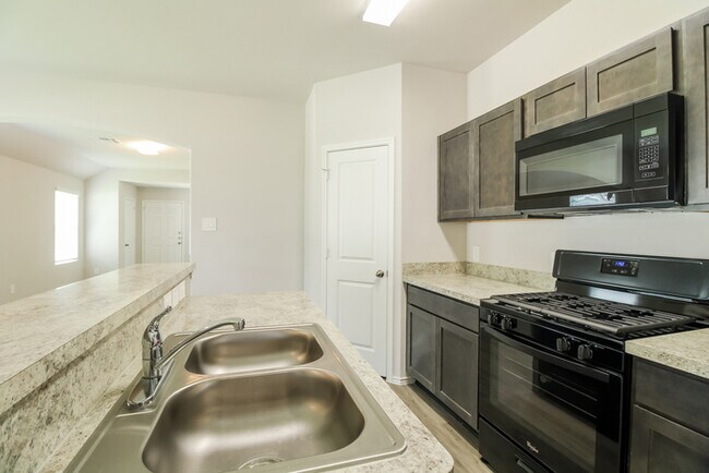 Foto del edificio - 2416 Bull Trout Dr