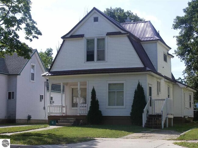 Building Photo - 628 E Garfield St