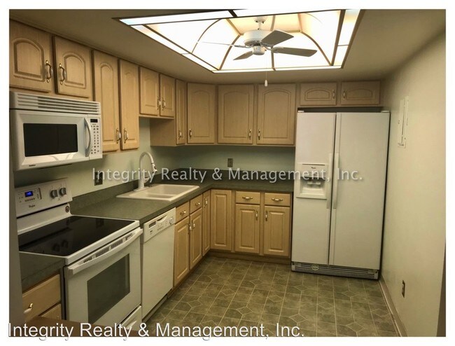 Building Photo - 14000 E Linvale Pl