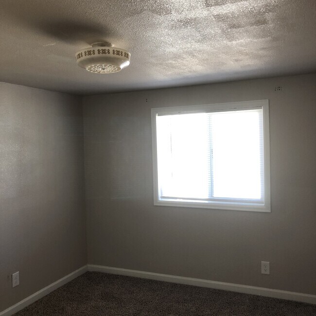 Building Photo - 800 Ponderosa Ln