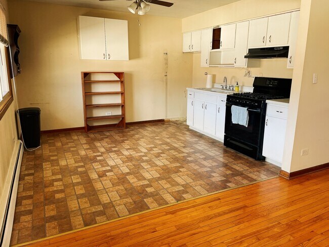 Foto del edificio - 826 N Milwaukee Ave