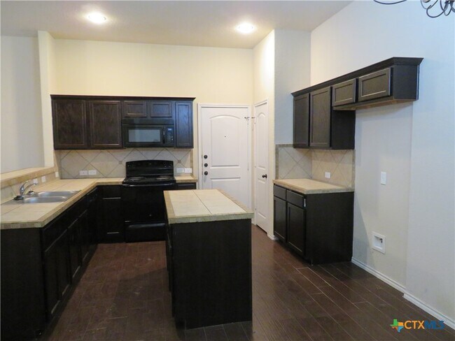 Foto del edificio - 554 Creekside Cir