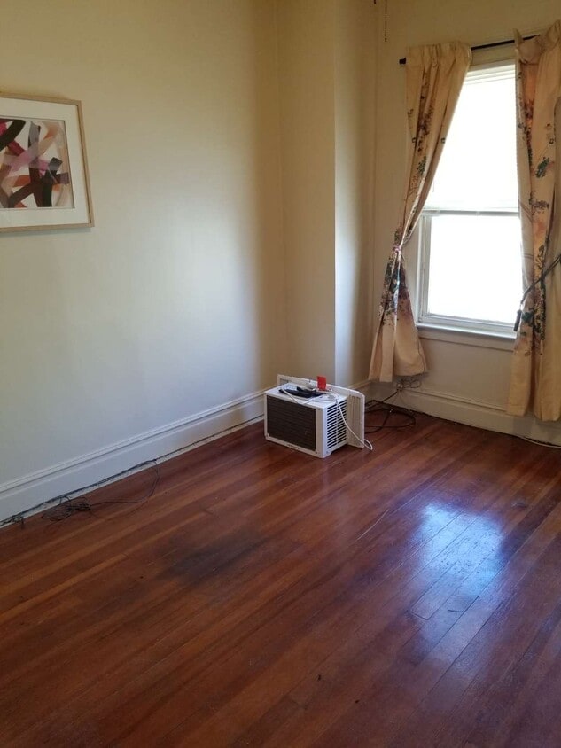 Living riim - 130 Campbell Ave