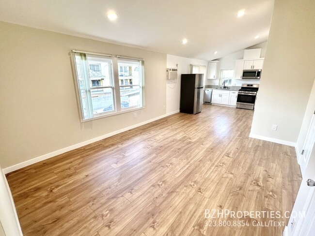 Building Photo - Light-Filled Renovated 2Bed 1Bath In Prime...