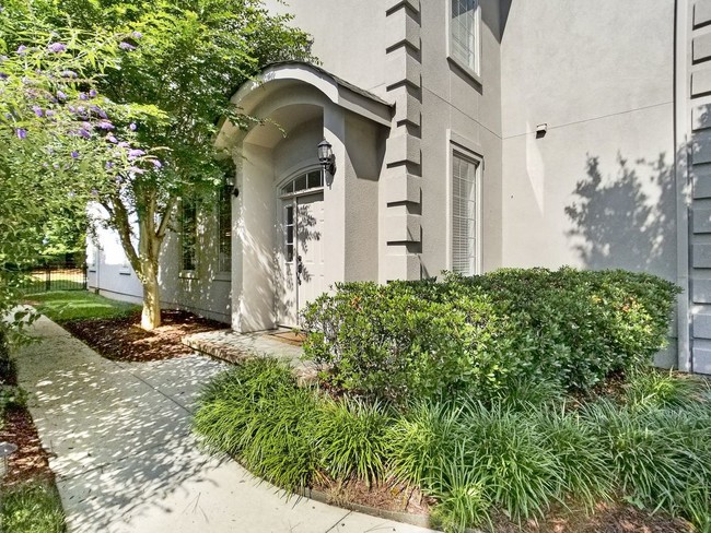Building Photo - Thornblade Area Luxury Town Home