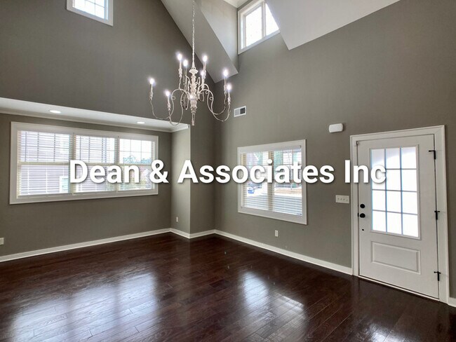 Foto del edificio - 472 Lake Chelsea Way