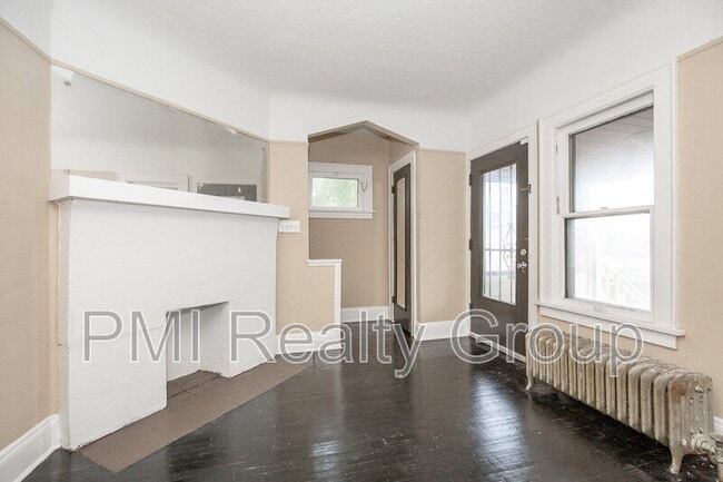 Building Photo - 888 Evangeline Rd