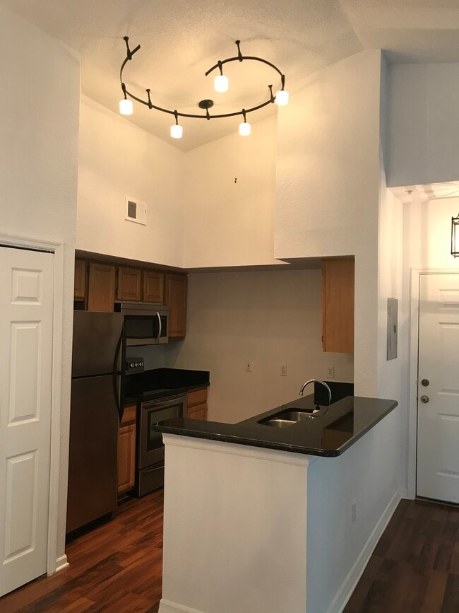 Building Photo - 8301 Elm Park Dr