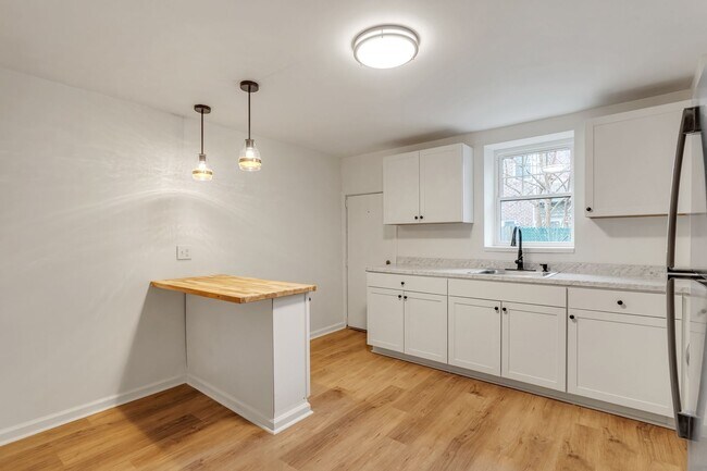 Foto del edificio - Beautiful 3 Bed - 2 Bathroom Home in Lawre...