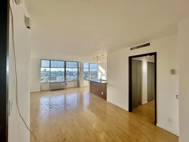 Building Photo - Spacious 2 Bedroom 1 Bath with Downtown View