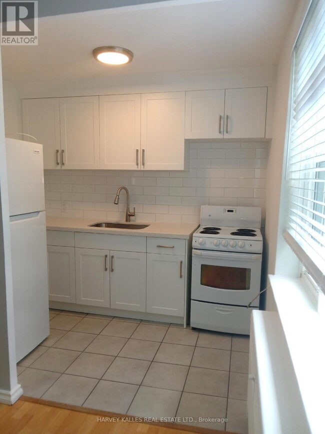 Photo du bâtiment - 464-464 Summerhill Ave