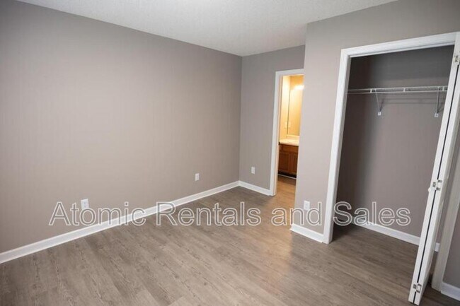 Building Photo - 130 Hawthorne Oaks Way