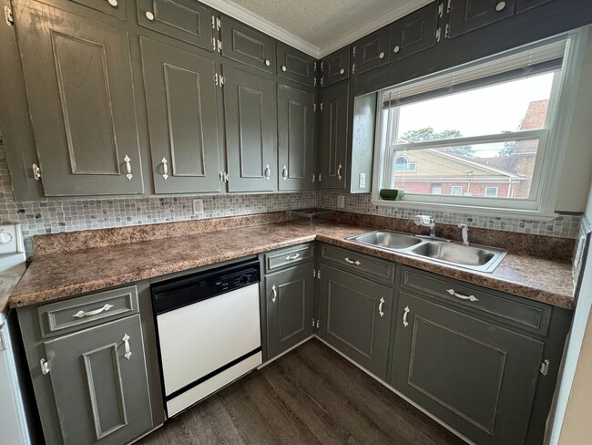 Building Photo - Nice 2/1 Brick Apartment in Cave Spring- $995
