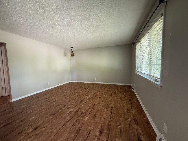 Building Photo - Charming 3 Bed, 1 Bath Home in Quiet Bette...