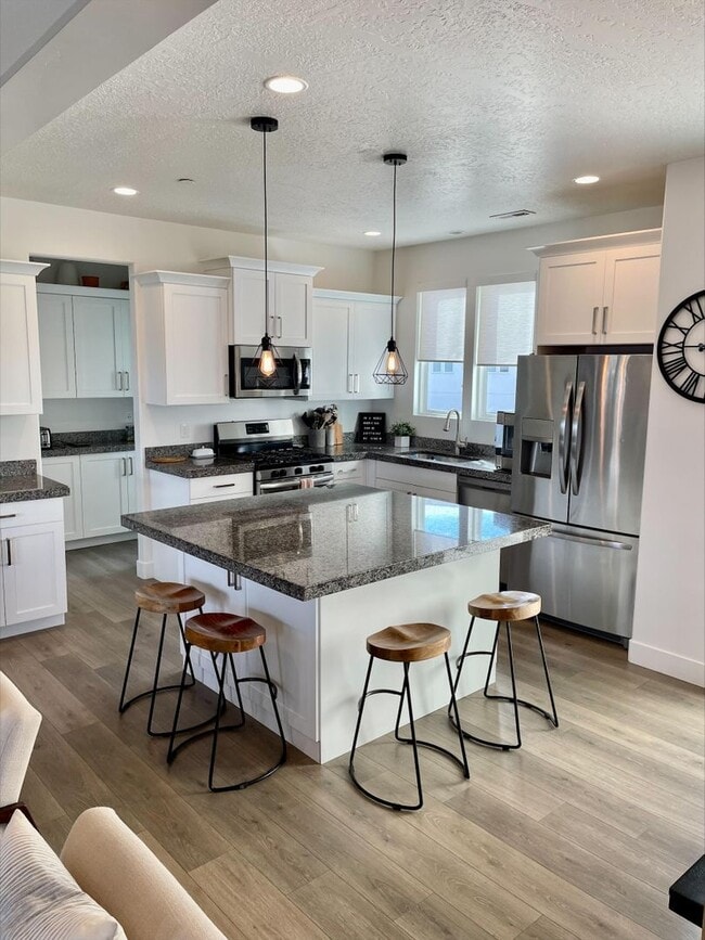Foto del edificio - Daybreak Elegant and Modern Townhome