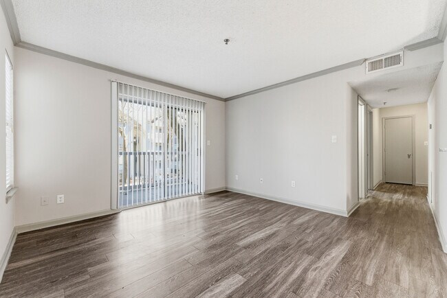 La comodidad se combina con la elegancia en este acogedor espacio habitable. - Buckhead and Vine