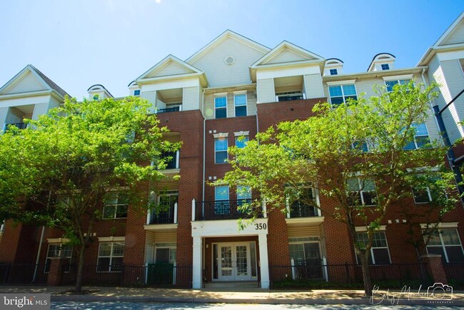 Building Photo - 350 W Elm St