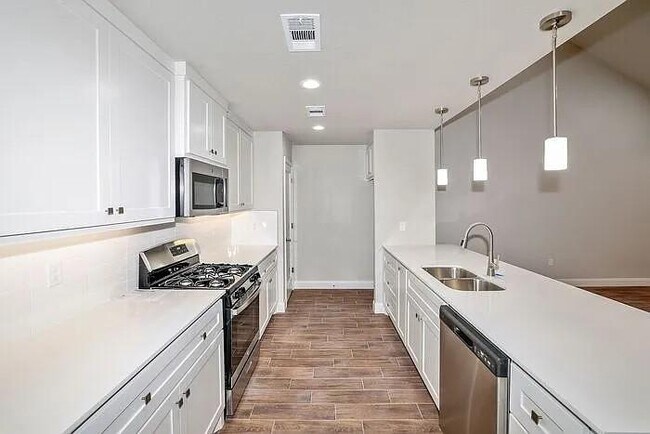 Foto del edificio - 7617 Woodford Ave