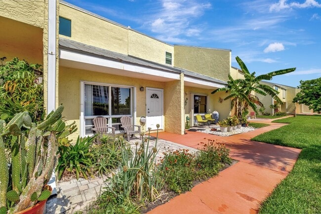 Building Photo - Beach access condo with 1 bedroom, 1.5 baths