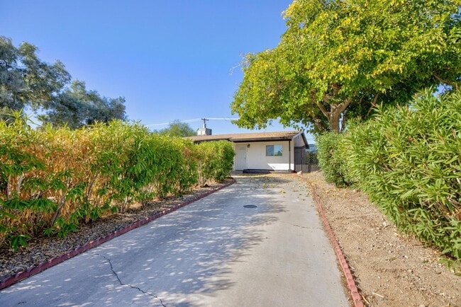 Building Photo - 3 bed and 2 bath with big yard for boat an...