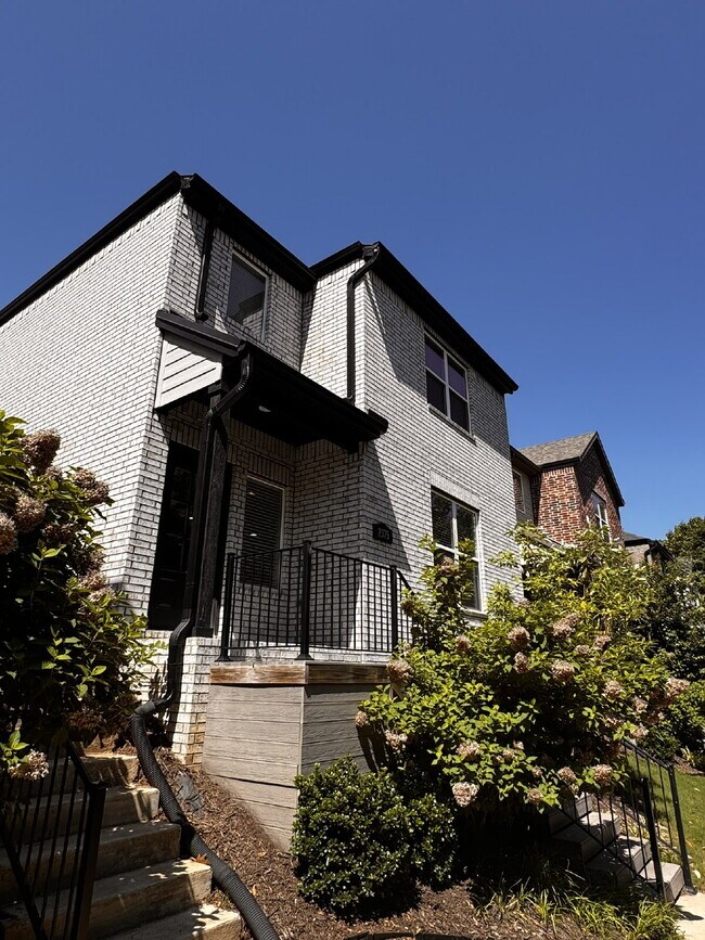 Building Photo - 2375 E Amherst Aly