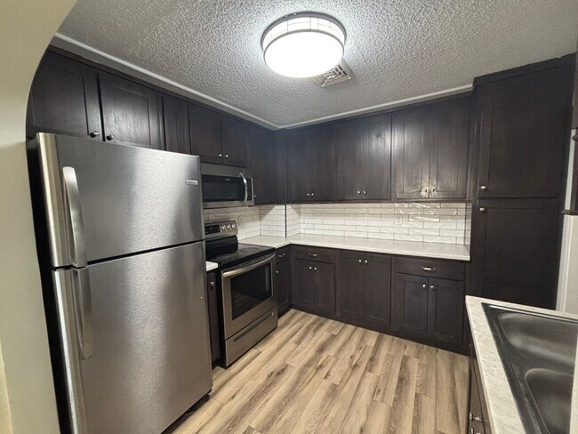 Foto del edificio - 220 Parker Ln