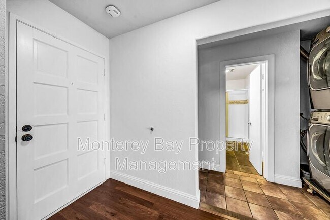 Foto del edificio - 250 Forest Ridge Rd
