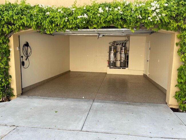 Building Photo - Private Hillcrest Carriage House: 2-Car Garage, EV, $300 AC Bonus